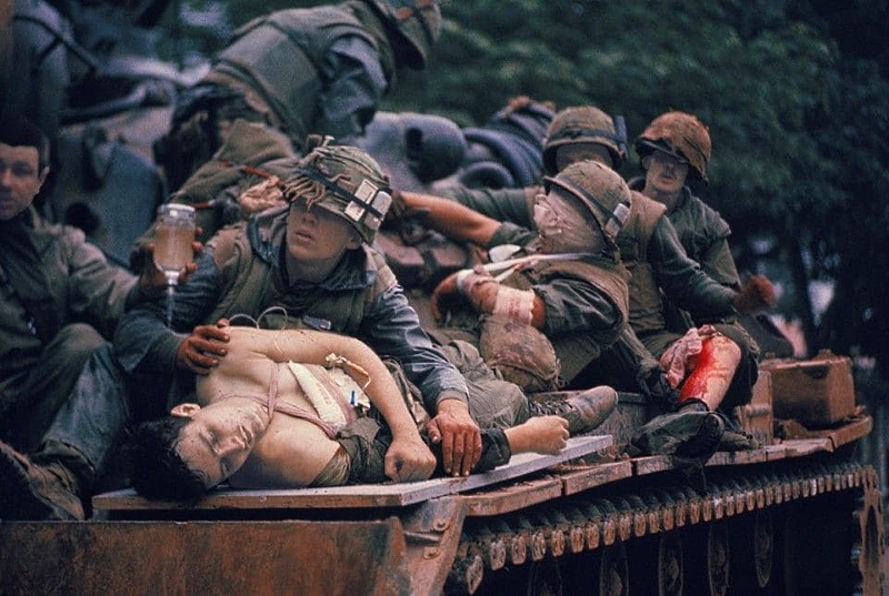 Раненые во время наступления Тет американские морпехи, фото John Olson