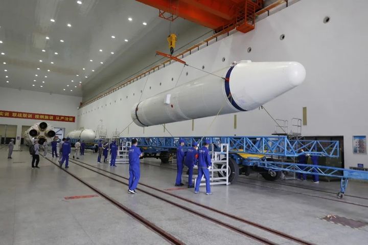 Выгрузка ступеней ракеты в МИКе космодрома Сичан