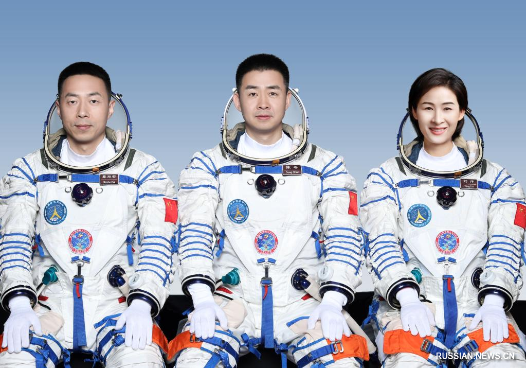Экипаж "Шэньчжоу-14": Цай Сюйчжэ, Чэнь Дун, Лю Ян
