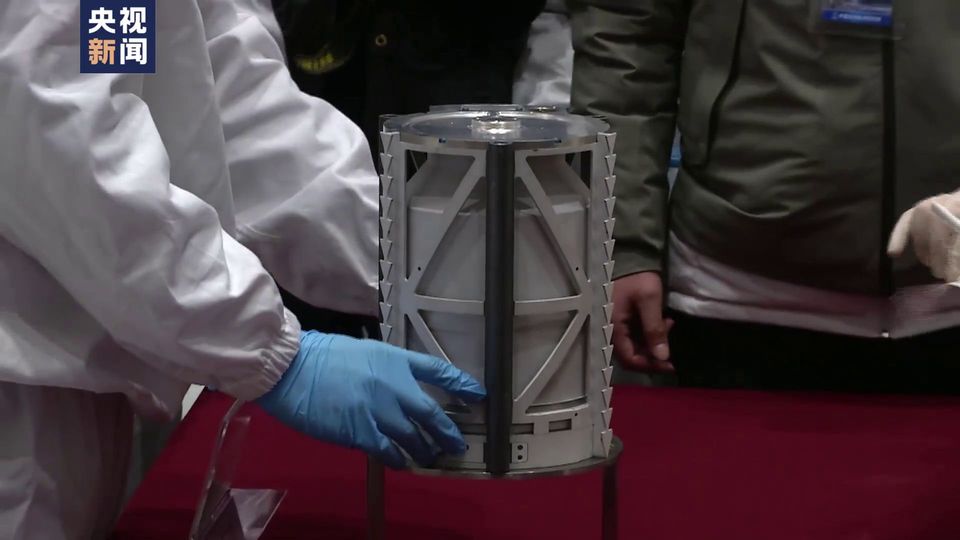 Контейнер с лунным грунтом извлечен из возвращаемого аппарата.