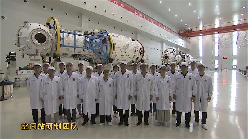 Сотрудники CAST на фоне "Тяньхэ" и его дублера. Опубликовано в августе 2019 г.