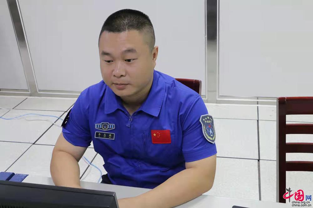 Ли Чжижуй, оператор поста связи наземной станции Сиша, во время выведения