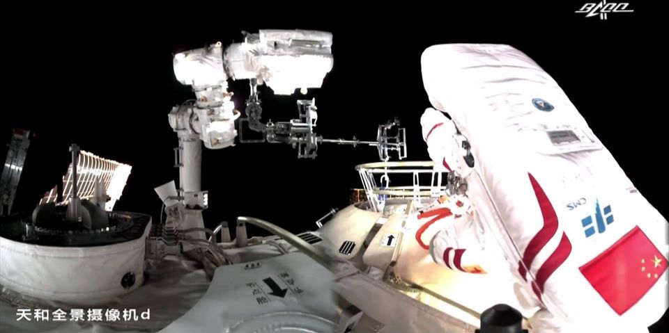 Космонавт в районе выходного люка и манипулятор с "якорем" и рабочей платформой. 20 августа 2021 г.