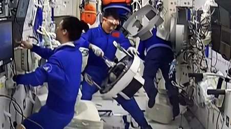Cosmonautas estão se preparando para tirar um adaptador para dois manipuladores