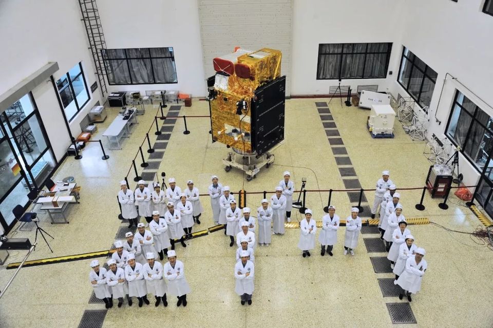 Построение членов испытательной команды перед запуском ZY-1 02D в 2019 г.