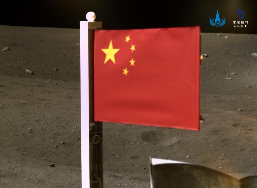 Китайский флаг над Луной на лэндере "Чанъэ-5"