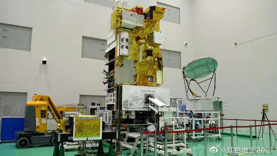 Спутник на сборке, справа вращающаяся антенна MWRI