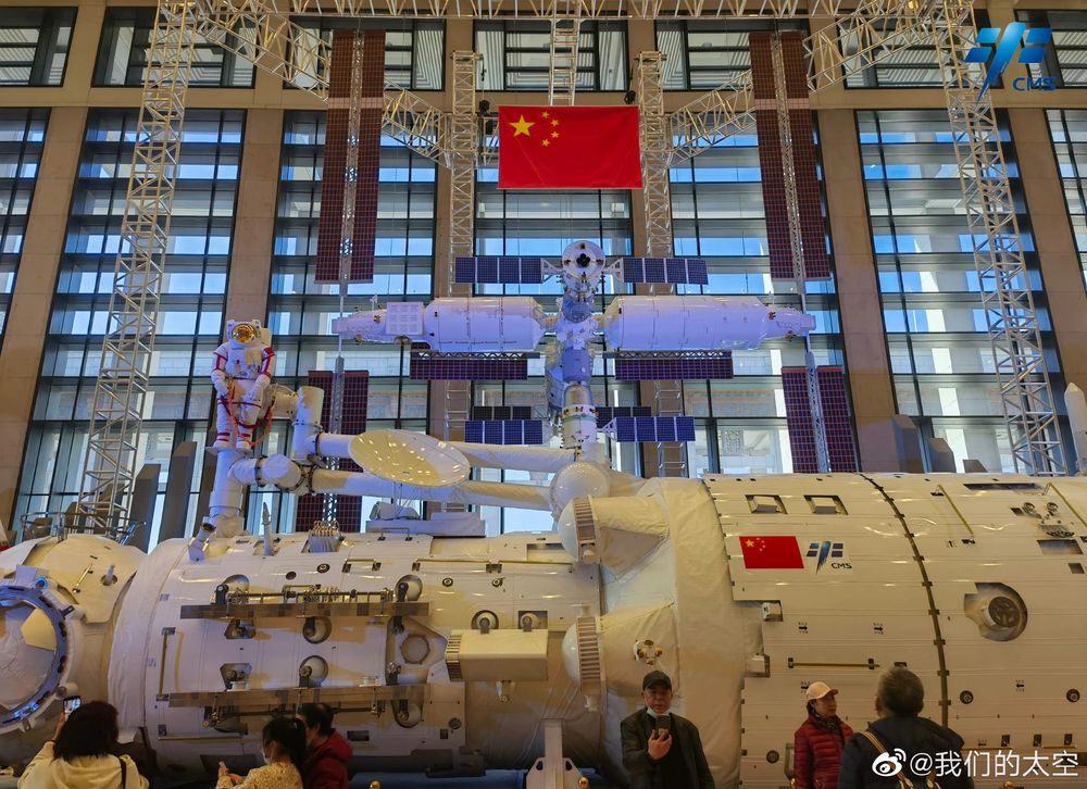 Полномасштабный макет модуля "Тяньхэ" на фоне макета космической станции в целом
