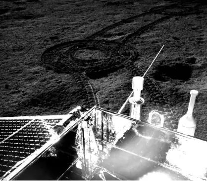 "Юйту-2". 11-й лунный день. Ровер прошел точно между двумя кратерами.