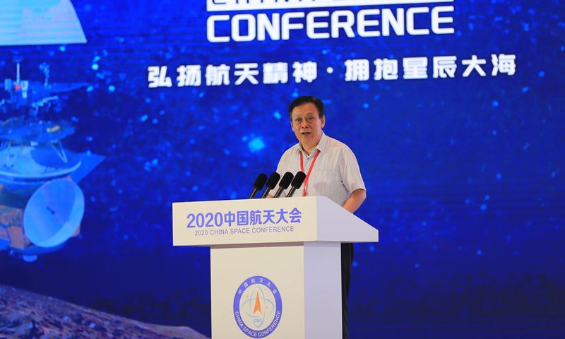 Чжоу Яньфэй делает доклад о схеме лунной экспедиции.