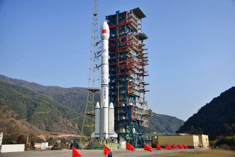 Ракета CZ-3B на стартовом комплексе космодрома Сичан.