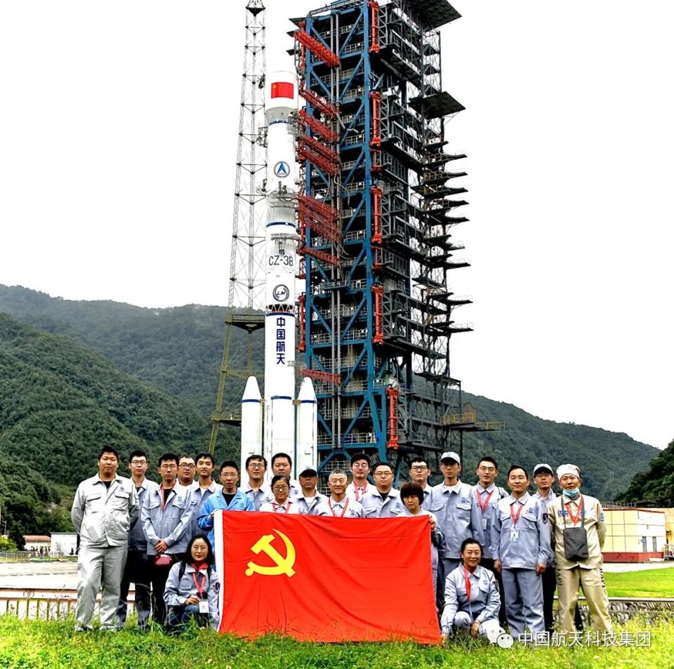 Представители Китайской исследовательской академии ракетной техники CALT перед своим изделием