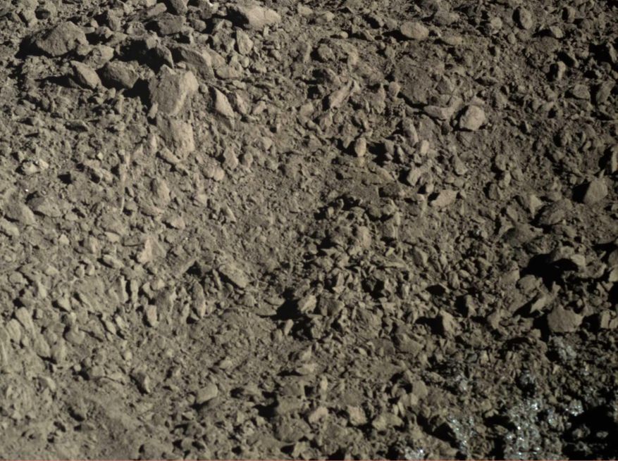 "Юйту-2". 9-й лунный день. Блестящая субстанция на дне кратера видна в правом нижнем углу кадра.