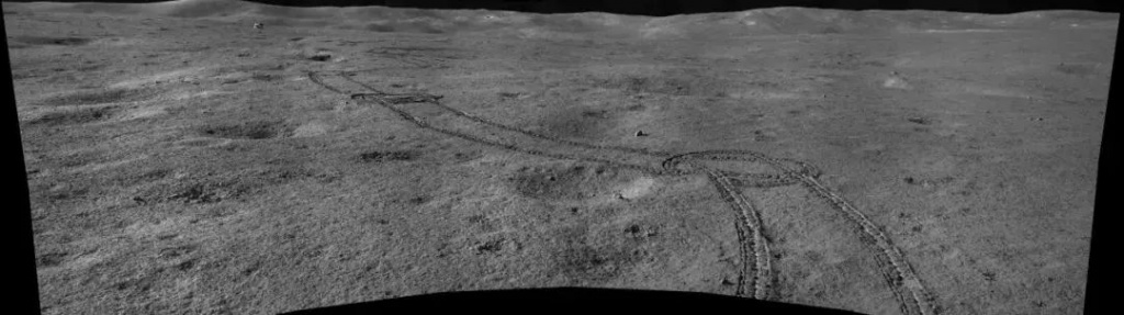21-й лунный день.Юбилейный шаг -- отметка 1 ли позади 21-й лунный день.Юбилейный шаг -- отметка 1 ли позади