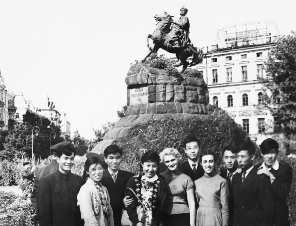 Китайские студенты на экскурсии в Киеве (1957). Цзян Цзиншань -- третий слева.