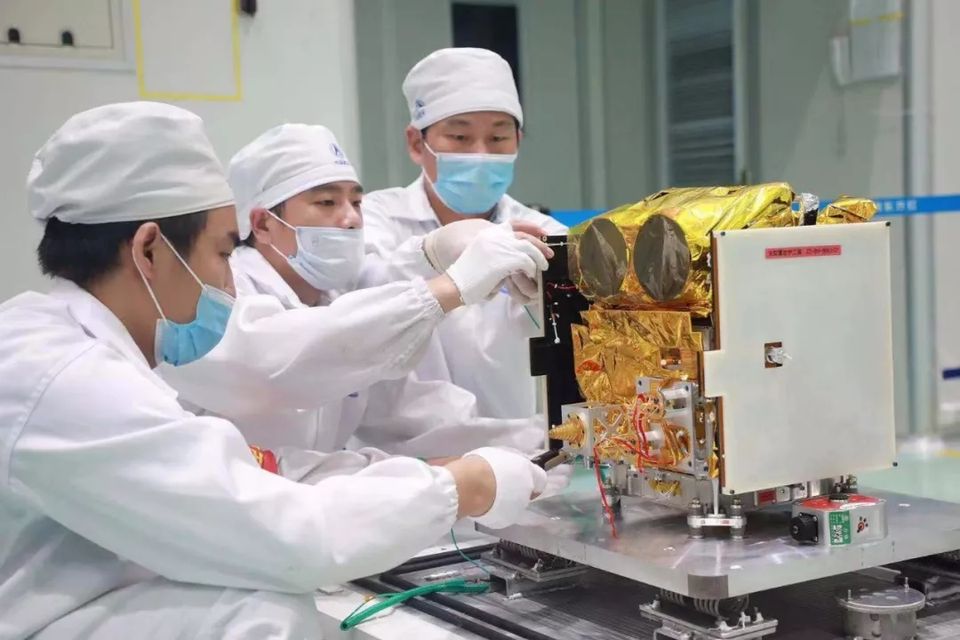 Спутник BNU-1 на испытаниях