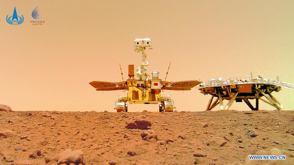 Два китайских изделия на поверхности Марса. Снято 1 июня, опубликовано 11 июня 2021 г.