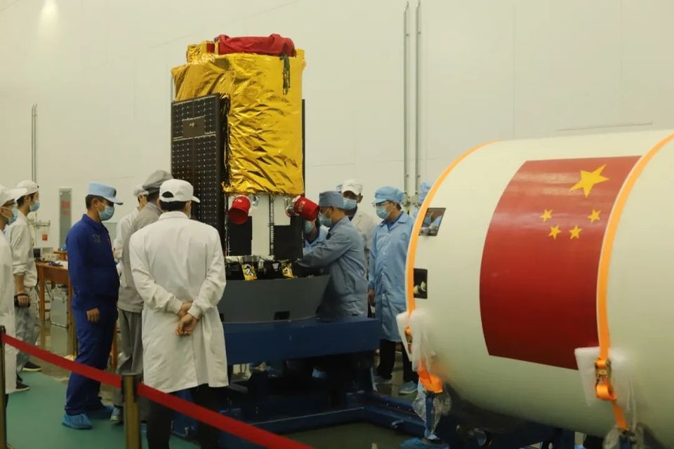 Спутник GF-02D готовят к стыковке с носителем