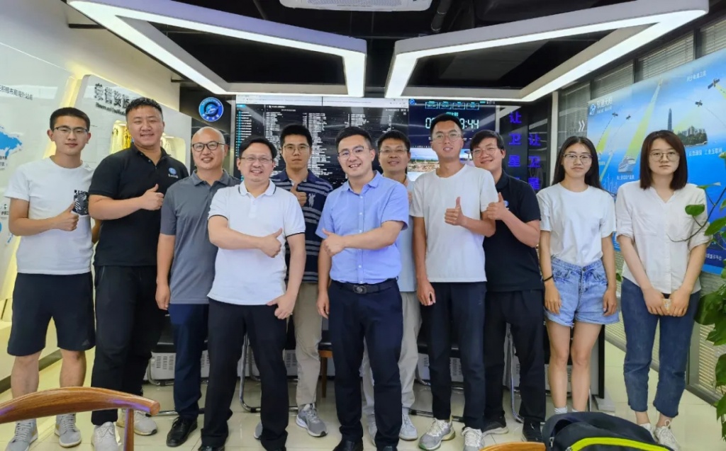 Сотрудники коммерческой станции управления компании "Юйсин", участвовавшие в первом сеансе с "Тяньци-14"
