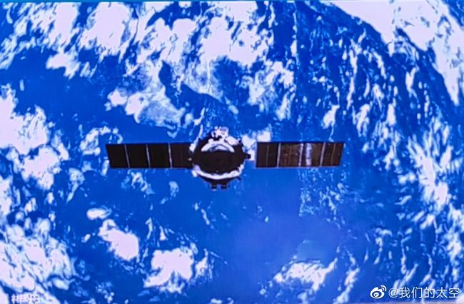 "Shenzhou-13" sai da estação