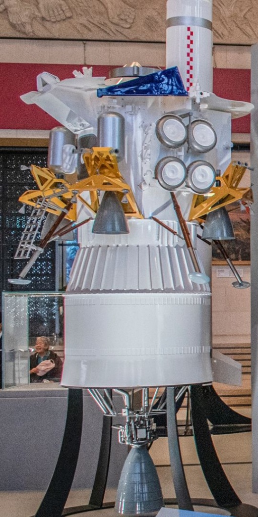 Лунный модуль со сложенным луноходом