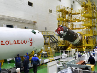 На Байконуре на грузовой корабль «Прогресс МС-23» накатили головной обтекатель