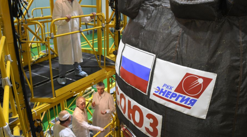 На Байконуре провели накатку головного обтекателя на корабль «Союз МС-24» перед запуском к МКС