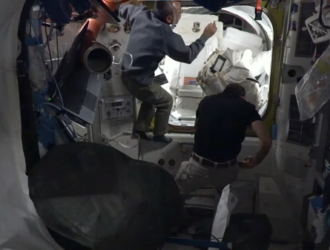 Американские космонавты совершили выход в открытый космос