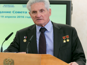 Лётчик-космонавт СССР Борис Волынов награждён орденом Гагарина