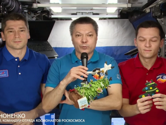 Космонавты поздравляют с наступающим Новым годом!