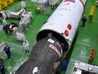 На Байконуре на грузовой корабль «Прогресс МС-26» накатили головной обтекатель