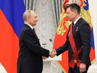 Российским космонавтам вручены награды в Кремле