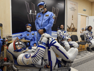 Космонавты и астронавты примерили корабль