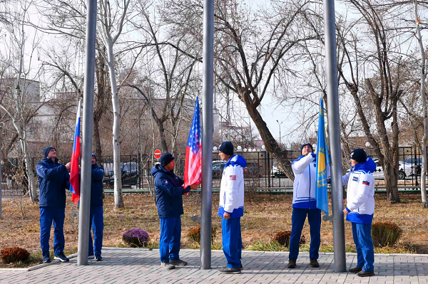На Байконуре подняли флаги и почтили память основоположников отечественной космонавтики