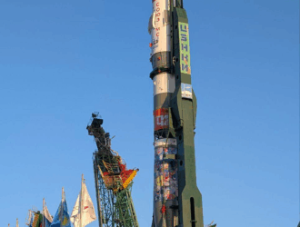 Ракета с кораблём «Союз МС-28» вывезена на старт