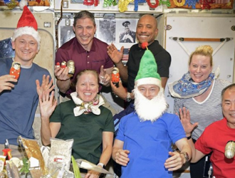 Космонавты РФ подарили коллегам на МКС космические матрешки и павловопосадские платки