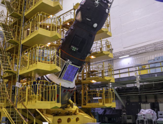 На Байконуре на грузовой корабль «Прогресс МС-22» накатили головной обтекатель