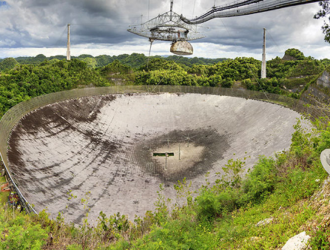Инструментальная платформа «Аресибо» упала внутрь чаши радиотелескопа