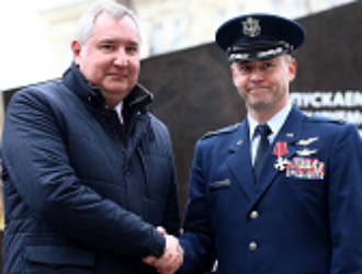 Рогозин вручил астронавту NASA Нику Хейгу орден Мужества