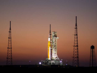 Ракету SLS возвращают в ангар для ремонта