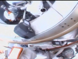 Астронавты Морган и Кук вышли в открытый космос