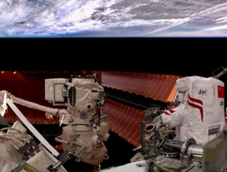 Выход китайских космонавтов в открытый космос