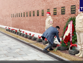 Делегация Роскосмоса возложила цветы к могилам Гагарина и Королёва у Кремлевской стены