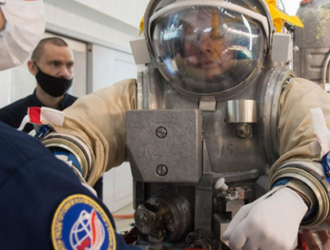 Космонавты отрабатывают навыки внекорабельной деятельности