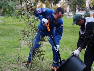 В сочинском парке отдыха «Ривьера» космонавты посадили магнолии