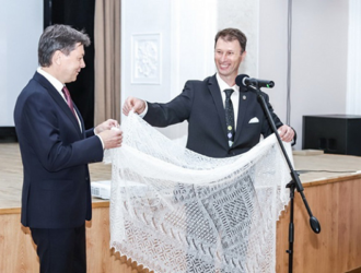 Олег Кононенко передал музею оренбургский платок, побывавший на МКС