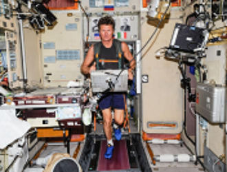 Космонавты на МКС отремонтировали тренажер для бега