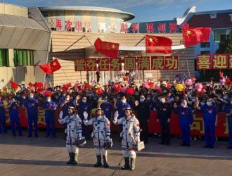 Власти Китая провели церемонию в честь космонавтов перед их отправкой на орбиту