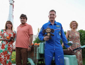 Экипажу «Союза МС-22» передали плюшевого Чебурашку для отправки на МКС