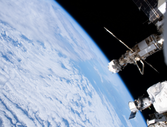 Американские космонавты завершили выход в открытый космос для установки солнечных батарей